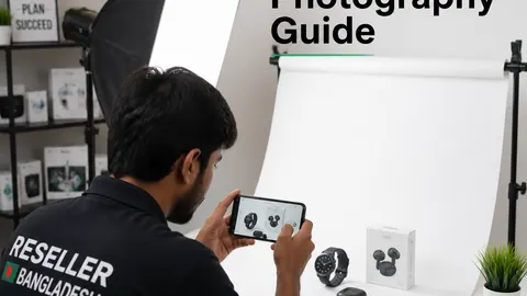 মোবাইল ফোন দিয়ে প্রোডাক্ট ফটোগ্রাফি করছেন বাংলাদেশের একজন রিসেলার সাদা ব্যাকগ্রাউন্ডে